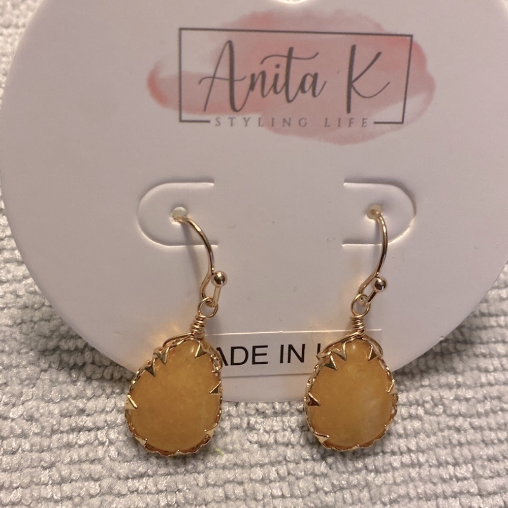 💫$10 add on.  Topaz/Yellow Drop Stone Delicate Earrings.
